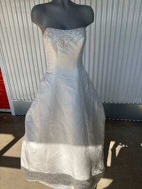 2Be Bridal | Size 6 | Strapless Beaded Ivory Wedding Gown